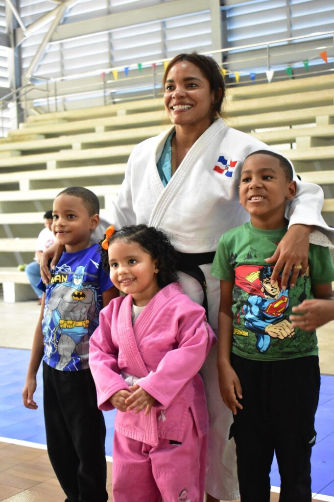 la Fundación María García, en conjunto con la empresa Seaboard “Energía Limpia” celebró una vibrante exhibición de judo, marcando el inicio oficial de las inscripciones para su academia deportiva en el sector.