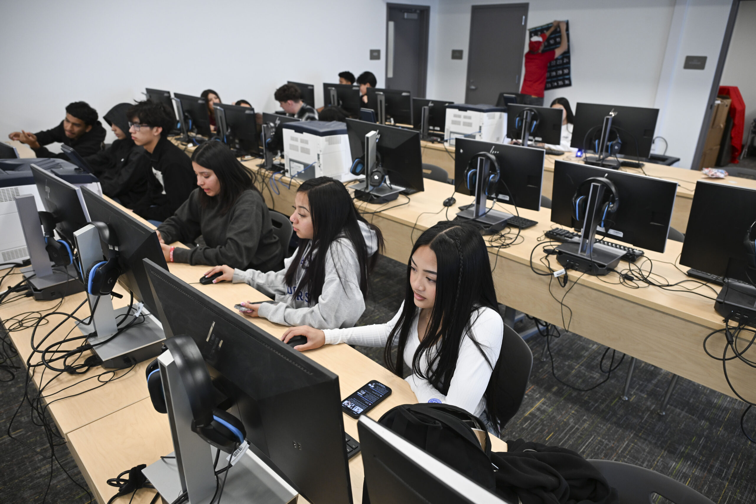 Otorgarán 200 becas en transformación digital y ciberseguridad a jóvenes estudiantes