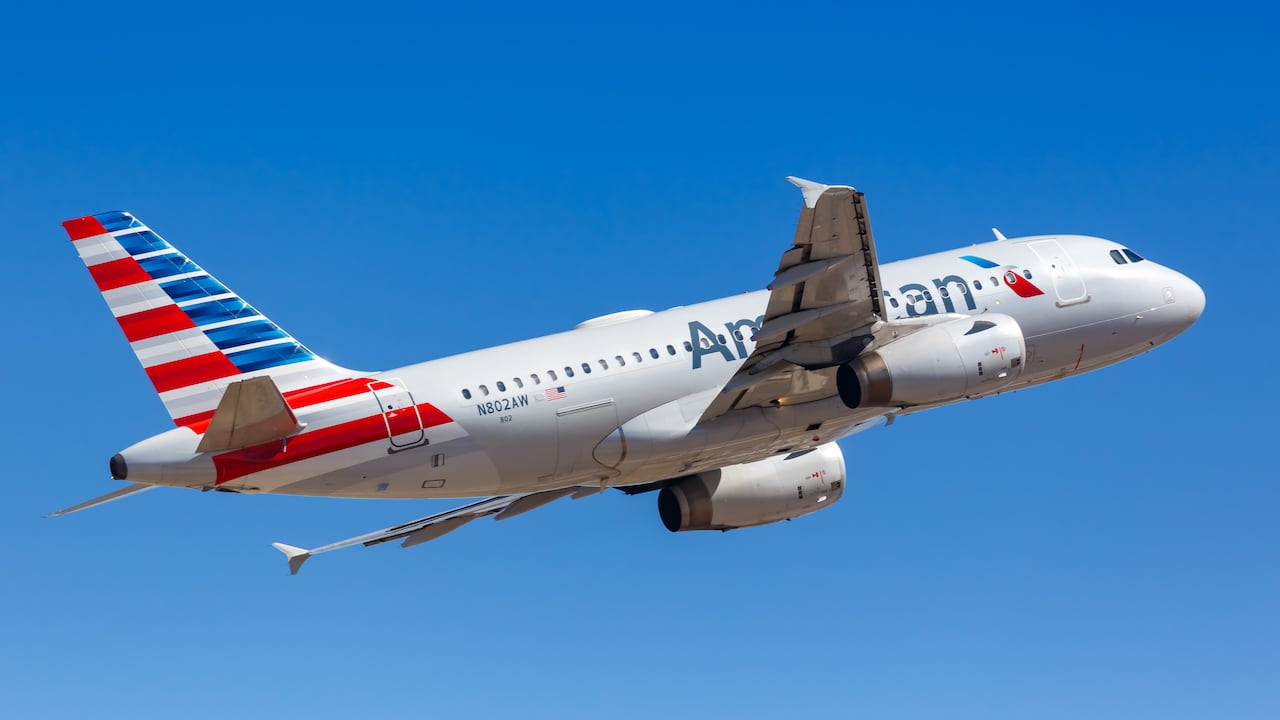 Colombia investiga posible impacto de bala en avión de American Airlines