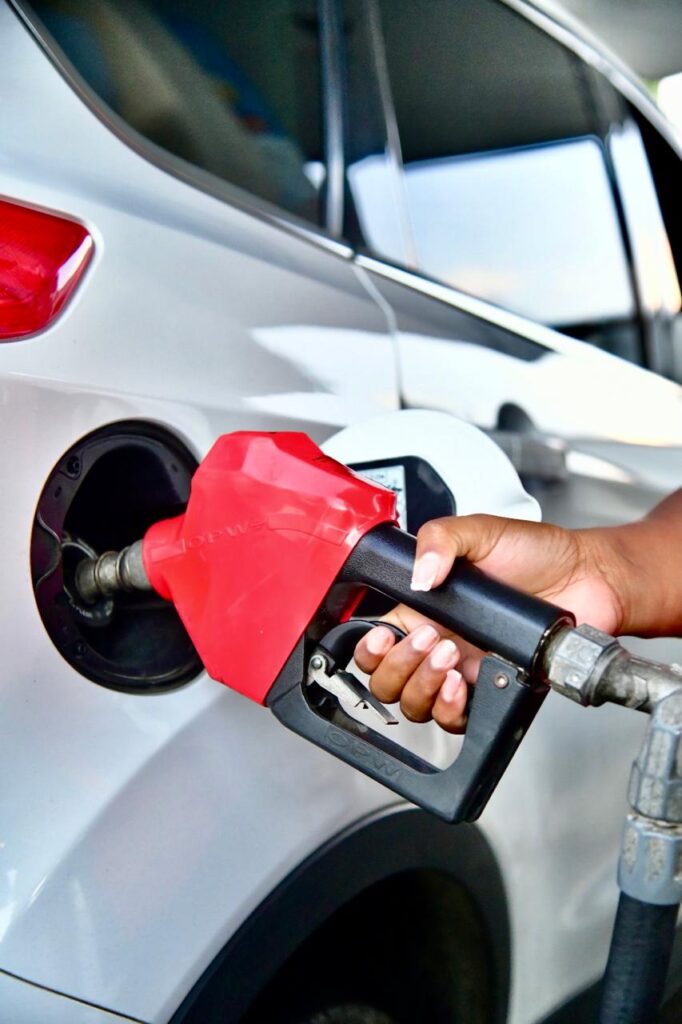 Gobierno congela precios de los combustibles