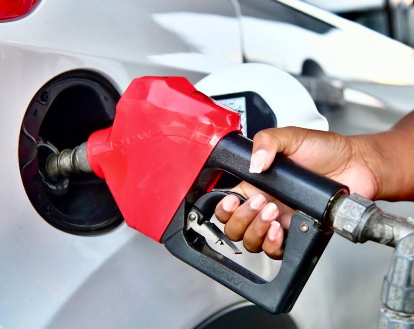 Gobierno congela precios de los combustibles
