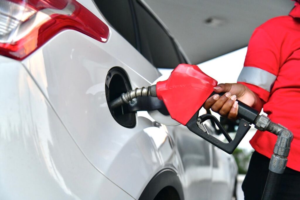 Gobierno mantiene precios de combustibles