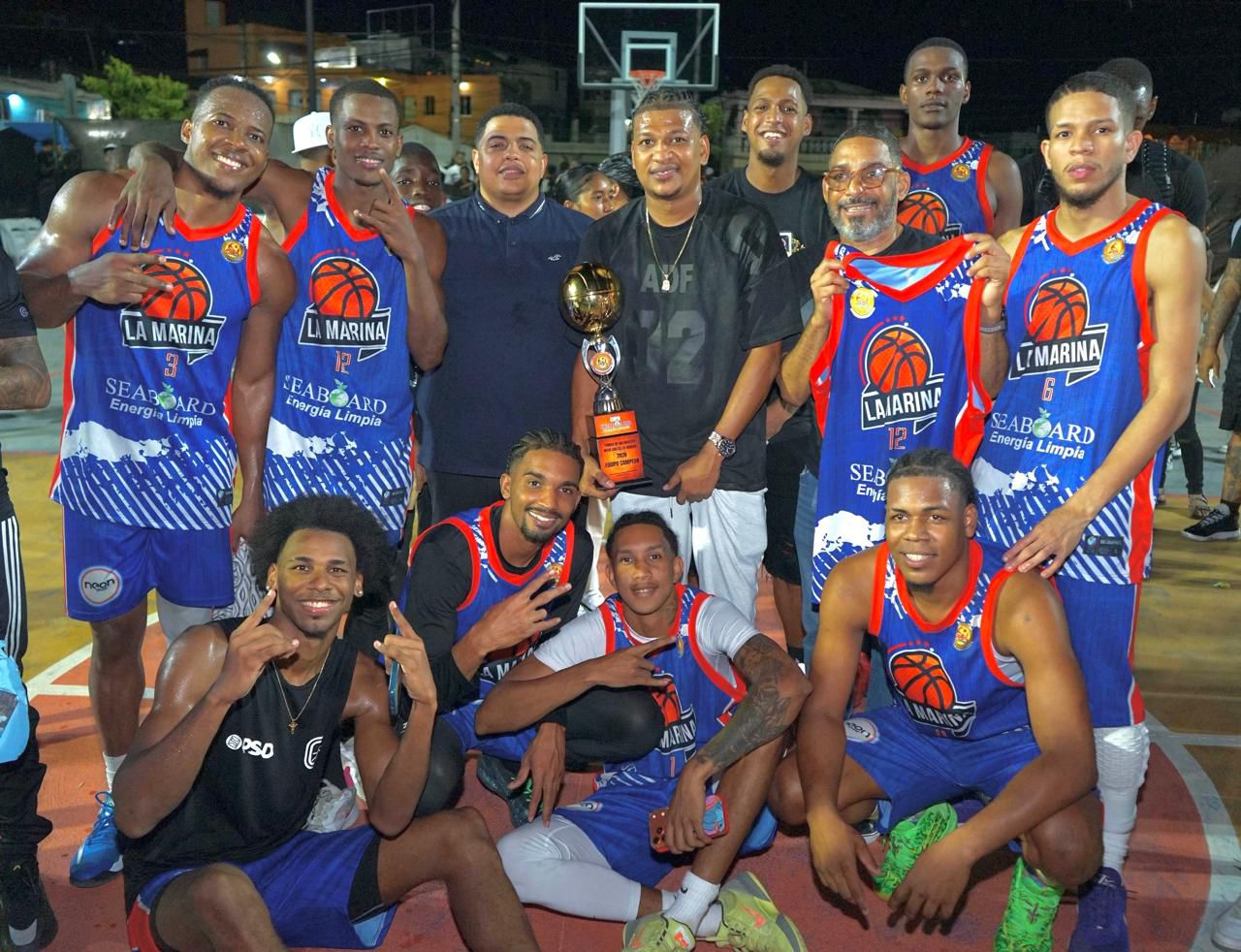 El dirigente Gary Santana (Germín), de La Marina, sostiene la Copa Seaboard que reconquistaron en el torneo intercalles del club La Ciénaga.