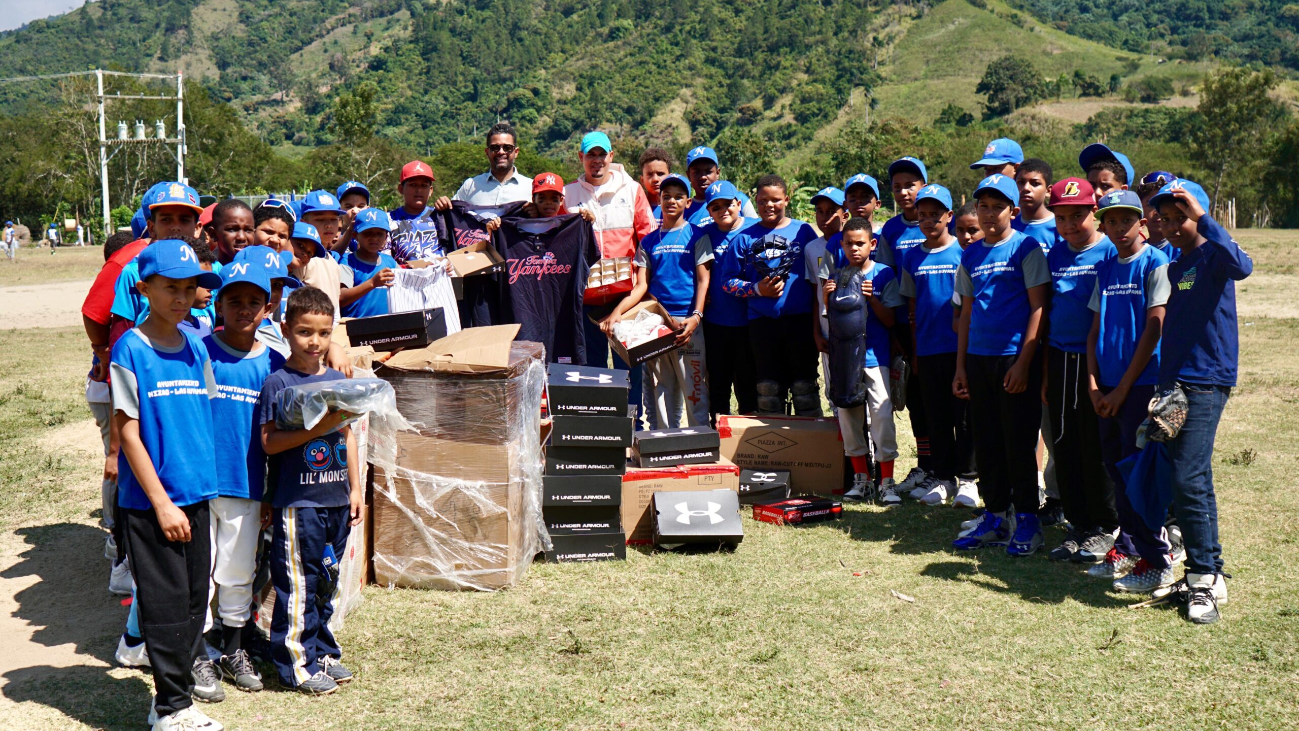 Joel Lithgow, director para América Latina de New York Yankees, entrega utilería de béisbol a niños de la liga municipal de la comunidad de Nizao - Las Auyamas, en la provincia de San José de Ocoa.