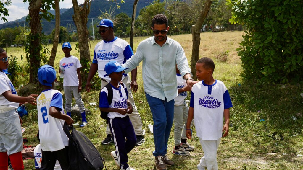 Joel Lithgow, director para América Latina de New York Yankees, entrega utilería de béisbol a niños de la liga municipal de la comunidad de Nizao - Las Auyamas, en la provincia de San José de Ocoa.