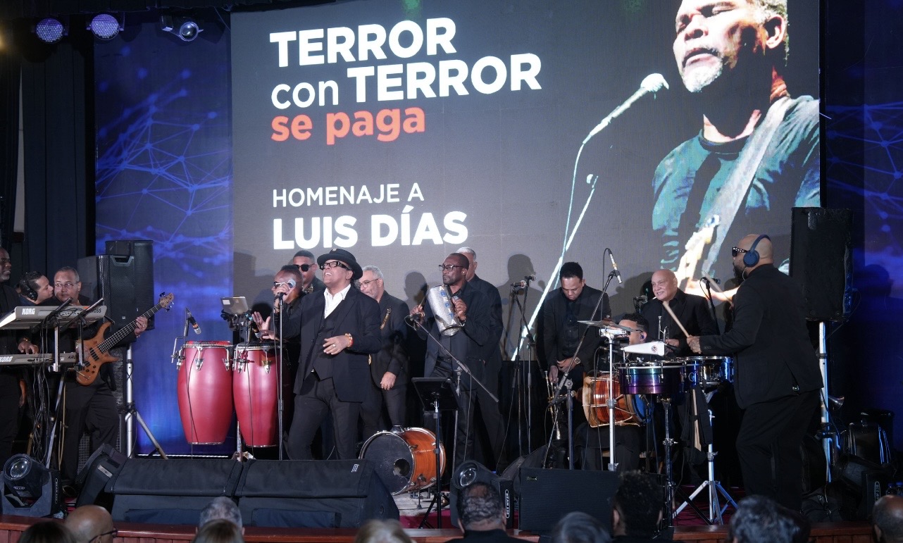 Luis “Terror” Días fue homenajeado en una velada cargada de música, memoria e identidad, con un homenaje especial del artista Sergio Vargas.