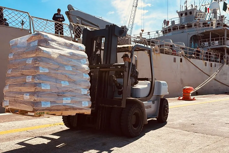 Fotografía cedida por la Secretaría de Relaciones Exteriores (SRE) de México de integrantes de la Armada de México durante el traslado de ayuda humanitaria hacia Cuba este domingo, en el puerto de Veracruz (México). EFE/ Secretaría de Relaciones Exteriores (SRE).