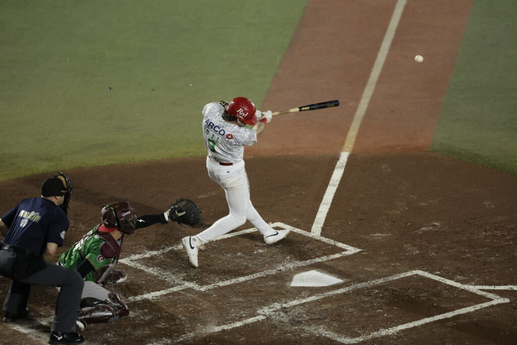 Los Charros de Jalisco, representantes de México Rojo, le tomaron nuevamente la medida a los Tomateros de Culiacán (México Verde) y, tal como ocurrió durante la temporada invernal mexicana, este miércoles volvieron a derrotarlos con pizarra de 4 carreras por 2,