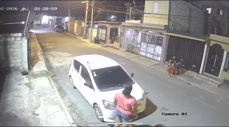 Momento en que atacan al joven a machetazos.