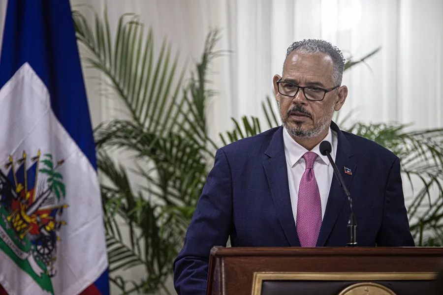 Primer ministro de Haití, Alix Didier Fils-Aimé, habla tras asumir las funciones del Poder Ejecutivo del país este sábado, en Puerto Príncipe (Haití).