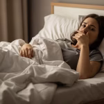 Cleveland Clinic identifica la reducción de saliva durante la noche como causa principal del mal aliento al despertar