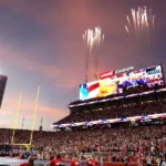 Fotografía de archivo de pantallas en el Levi's Stadium de Santa Clara, que albergará el Super Bowl LX. EFE/John G. Mabanglo.