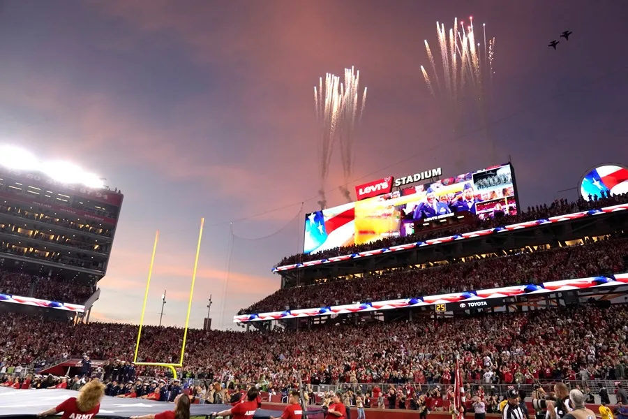 Fotografía de archivo de pantallas en el Levi's Stadium de Santa Clara, que albergará el Super Bowl LX. EFE/John G. Mabanglo.