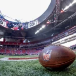 Vista de un balón de fútbol americano precio a un partido de la NFL. EFE/Erik S. Lesser.