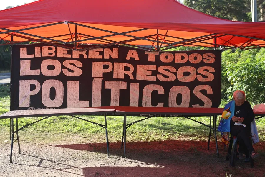 Fotografía de archivo de familiares de presos políticos que esperan frente a la cárcel El Rodeo I, en Caracas (Venezuela). EFE/ Miguel Gutiérrez