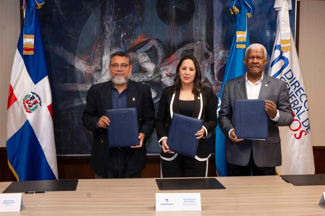 Carlos Andújar, director del DGM; Alieska Díaz, vicepresidenta ejecutiva senior Administrativa de Banreservas; y Daniel García Archibald, vicepresidente de Relaciones Públicas de la entidad financiera.