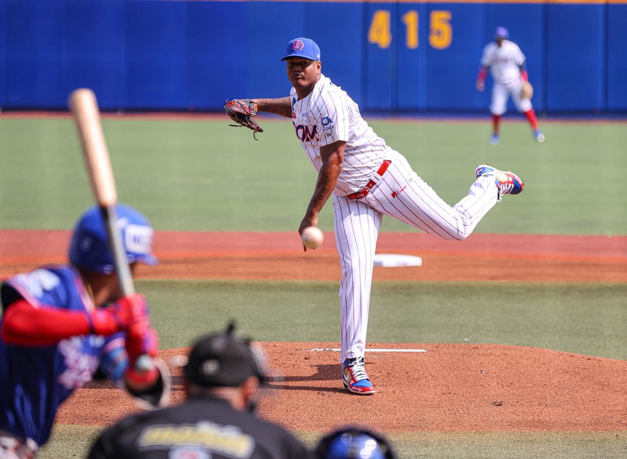 Enny Romero estuvo dominante para los Leones de República Dominicana.