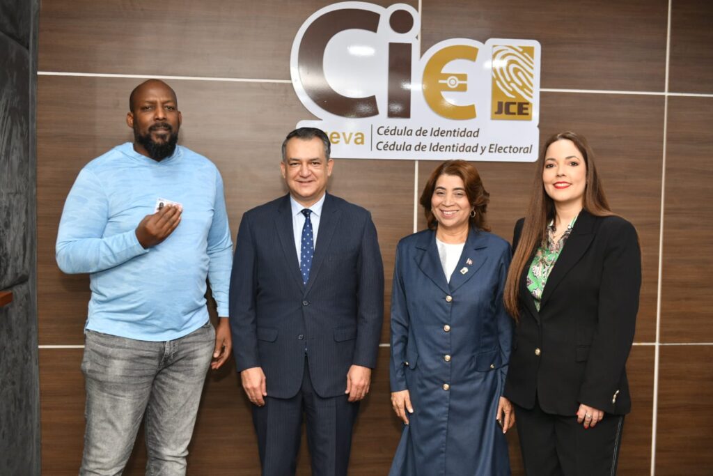 Vladimir Guerrero recibe su nueva cédula de identidad y electoral.