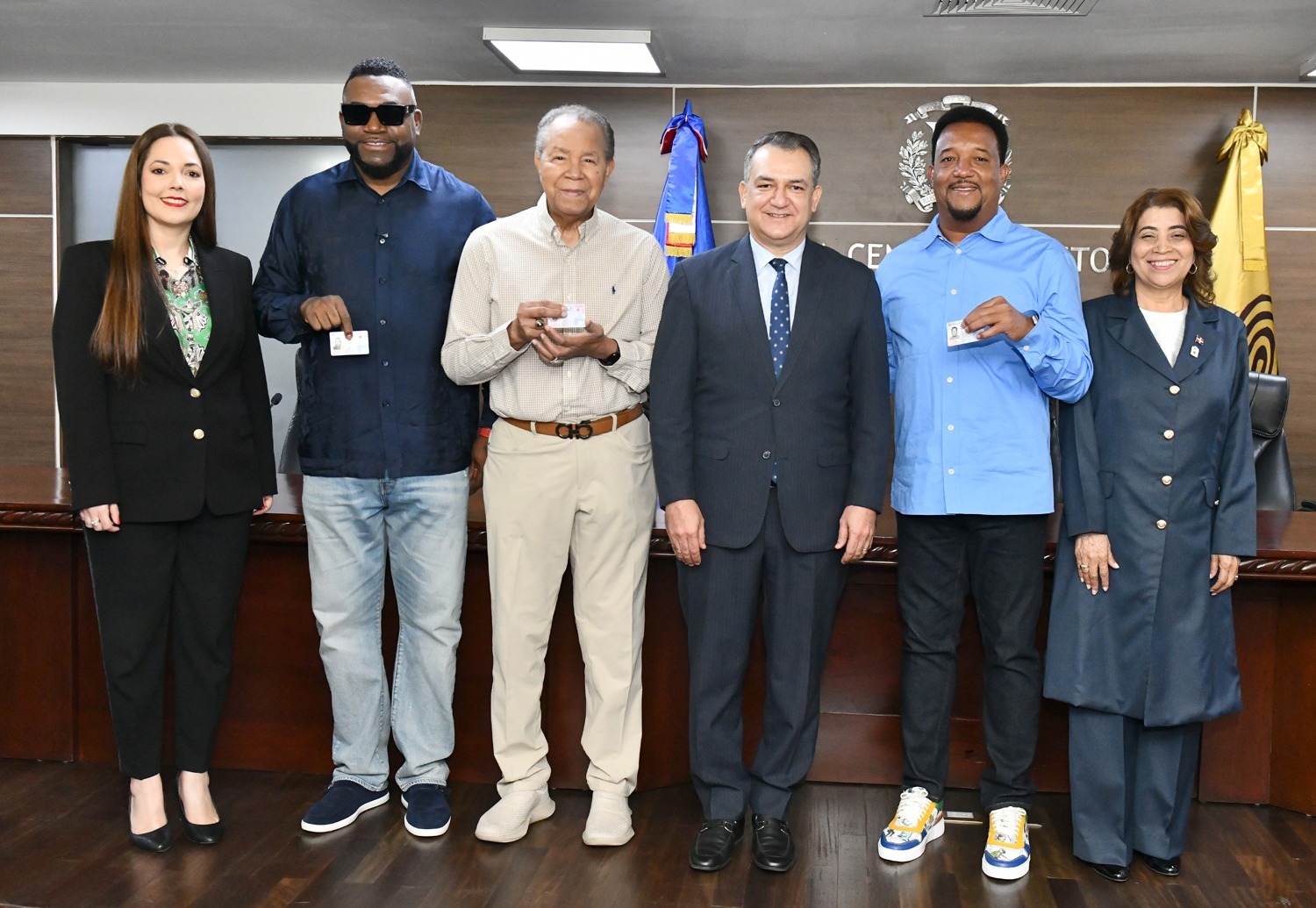 David Ortiz, Juan Marichal y Pedro Martínez luego de recibir su nueva cédula de identidad y electoral.