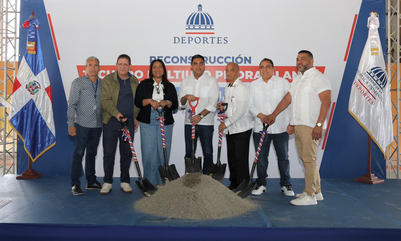 Kelvin Cruz da primer palazo que inicia reparación del Multiuso de Piedra Blanca.