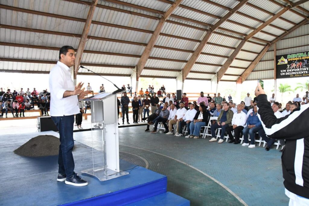  Kelvin Cruz, encabezó este miércoles el inicio de los trabajos de reparación del Multiusos de Piedra Blanca, en esta provincia, con una inversión de RD$ 21,423,872.