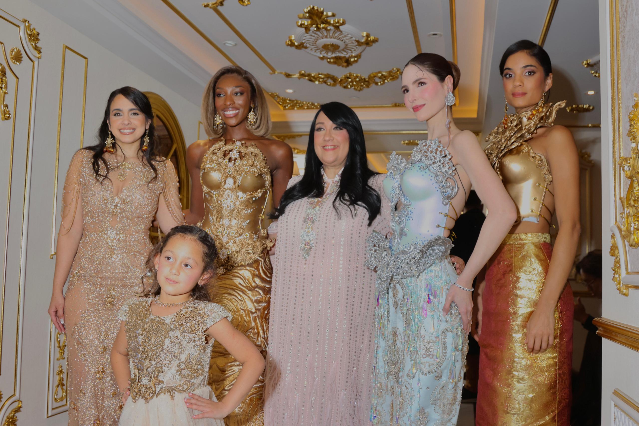 Giannina Azar junto a las modelos del desfile