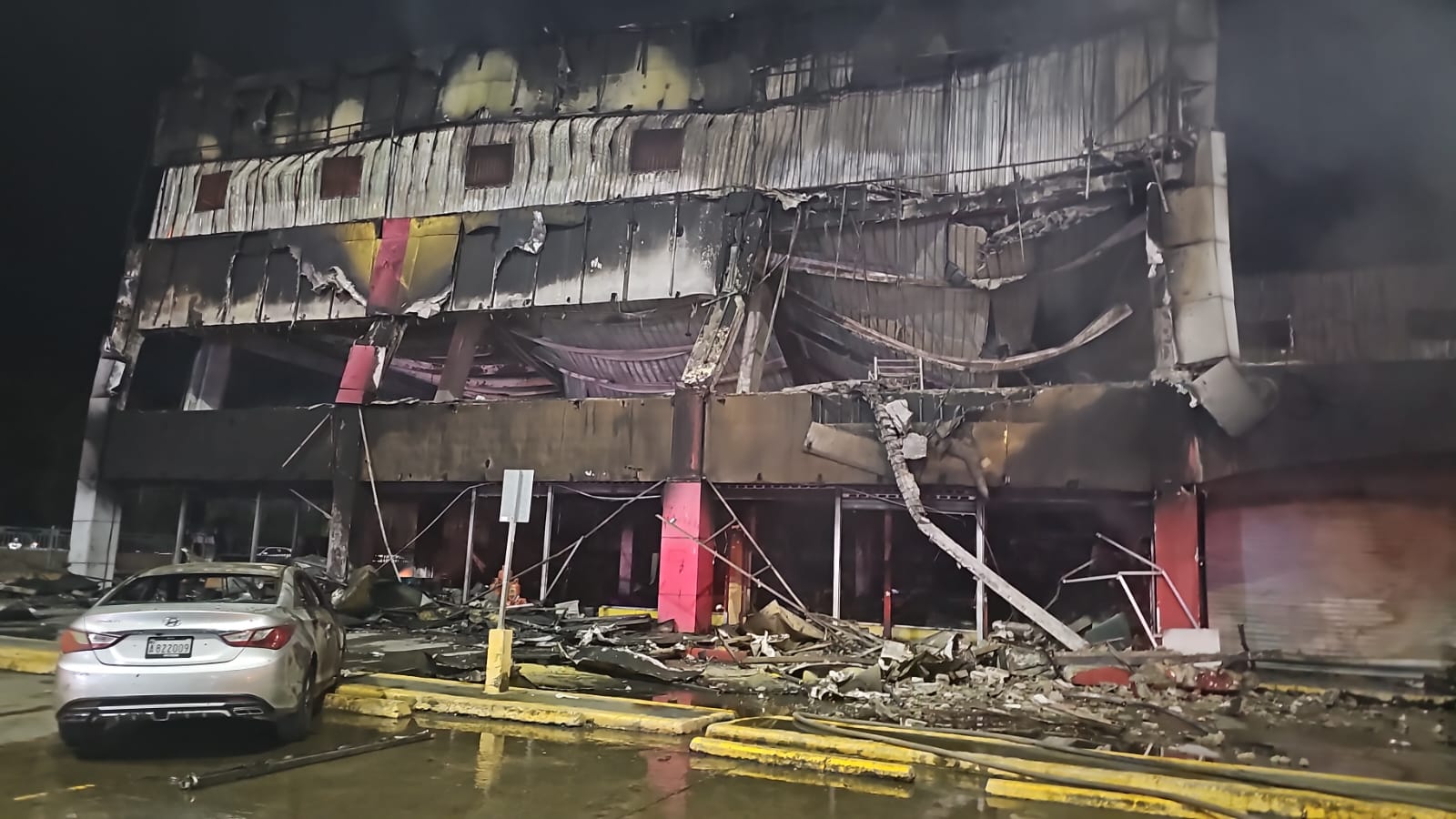 Edificio de L&R Comercial fue consumido en su totalidad / Karina Jiménez