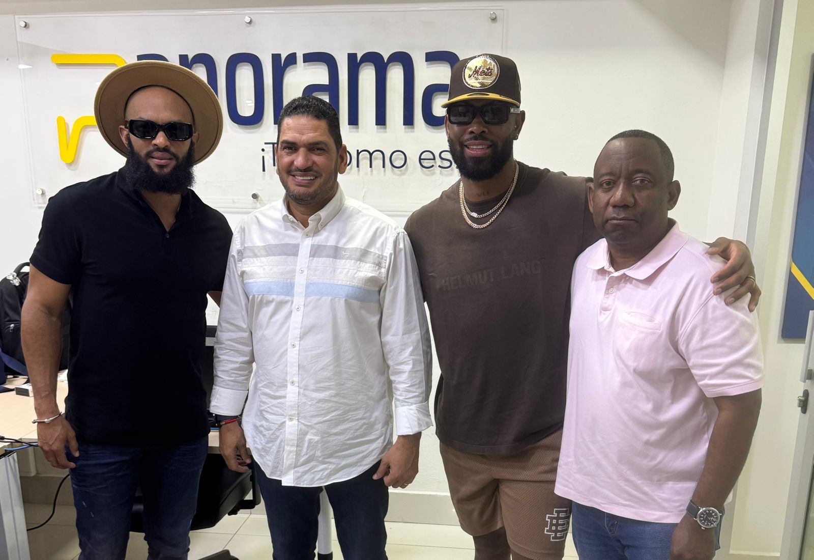 Emilio Bonifacio y José Reyes visitan la redacción del periódico Panorama junto a Ramón Carmona y el CEO del Grupo de Medios Panorama Miguel Medina.
