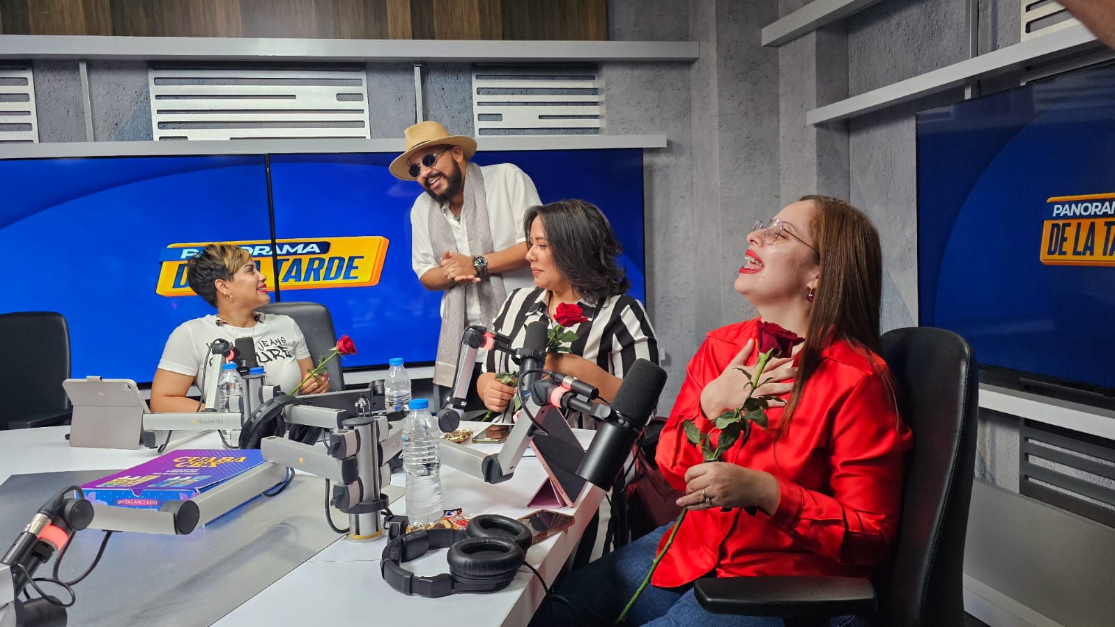 Badir junto a parte del equipo de Panorama de la Tarde / Karina Jiménez