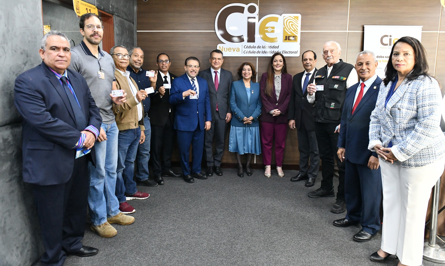 Representantes de organizaciones políticas tras recibir las 41 cédulas en el nuevo formato.