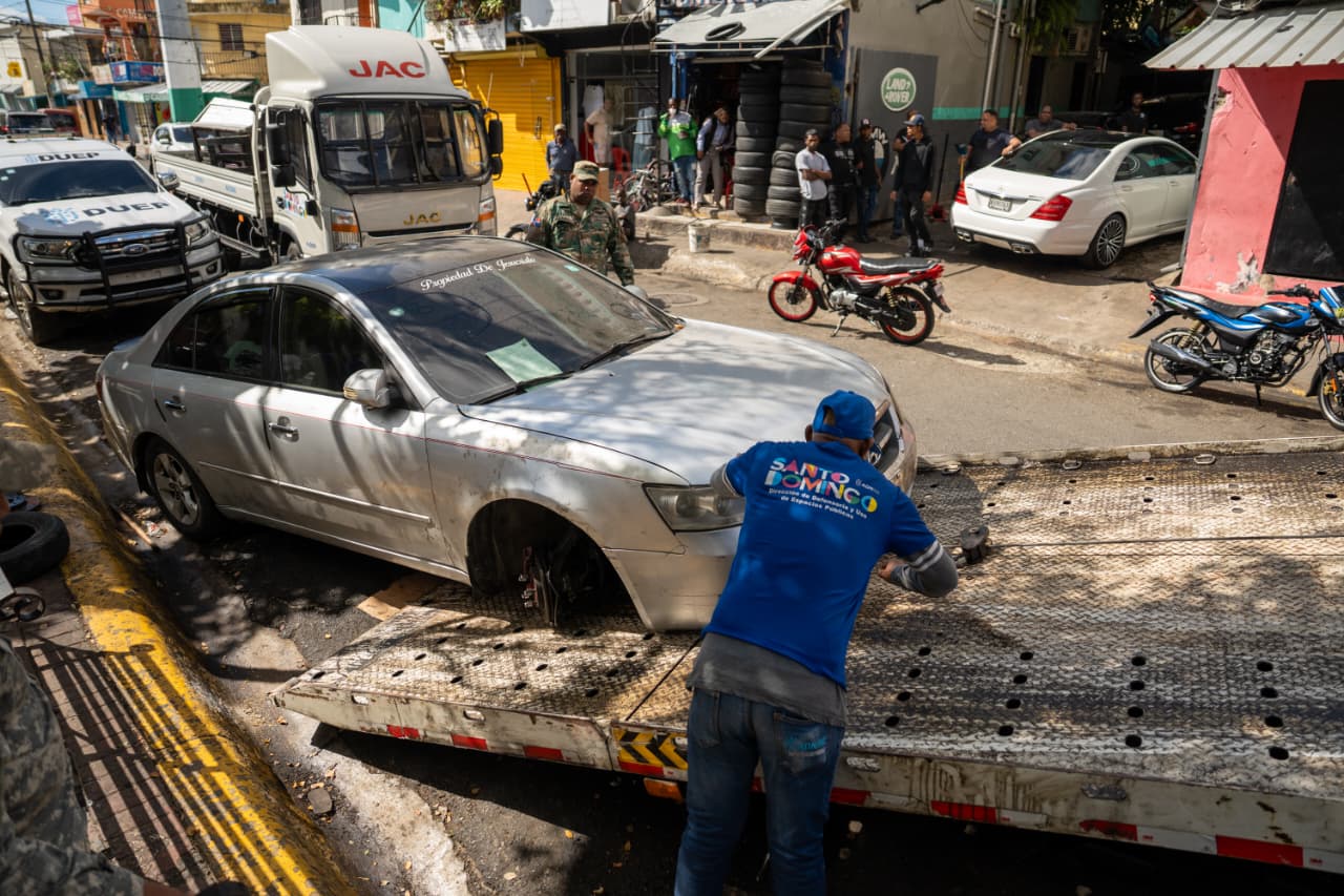 Retiro de vehículo que ocupada espacio público