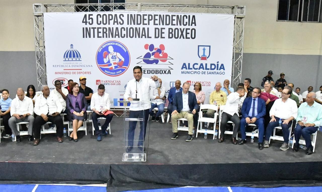 El ministro de Deportes, Kelvin Cruz, entregó un millón 300 mil pesos como aporte del Gobierno dominicano para la 45ª Copa Independencia Internacional de Boxeo