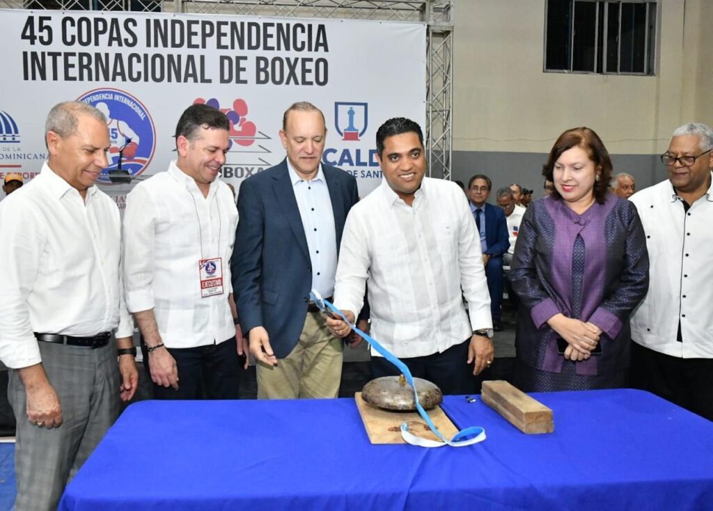  El ministro de Deportes, Kelvin Cruz, entregó un millón 300 mil pesos como aporte del Gobierno dominicano para la 45ª Copa Independencia Internacional de Boxeo