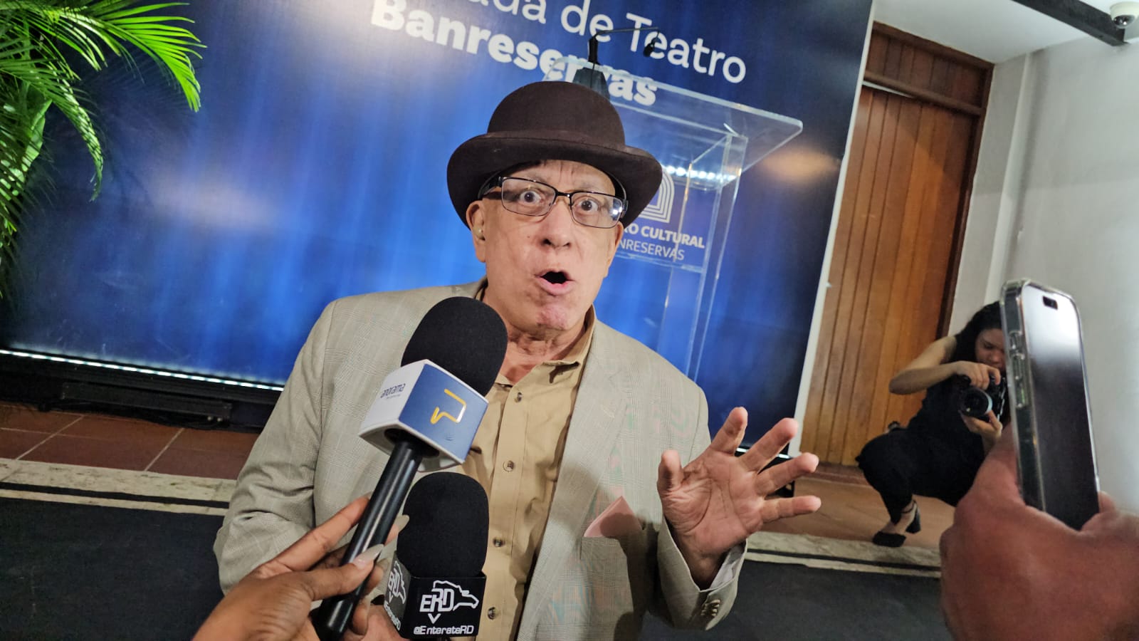 Giovanni Cruz, teatrista, director y productor / Karina Jiménez