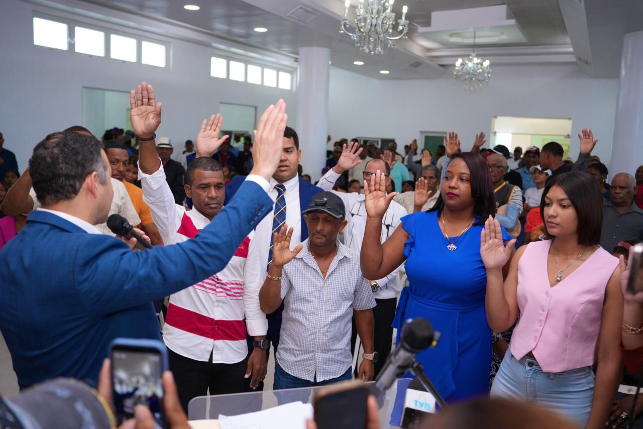 Dirigentes de la Fuerza del Pueblo pasan al PLD durante juramentación en Higüey