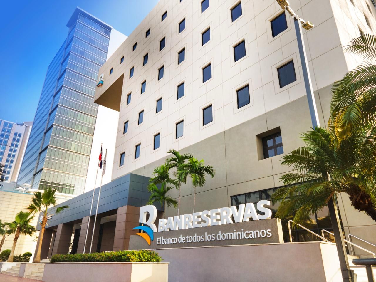 Fachada del edificio de Banreservas.