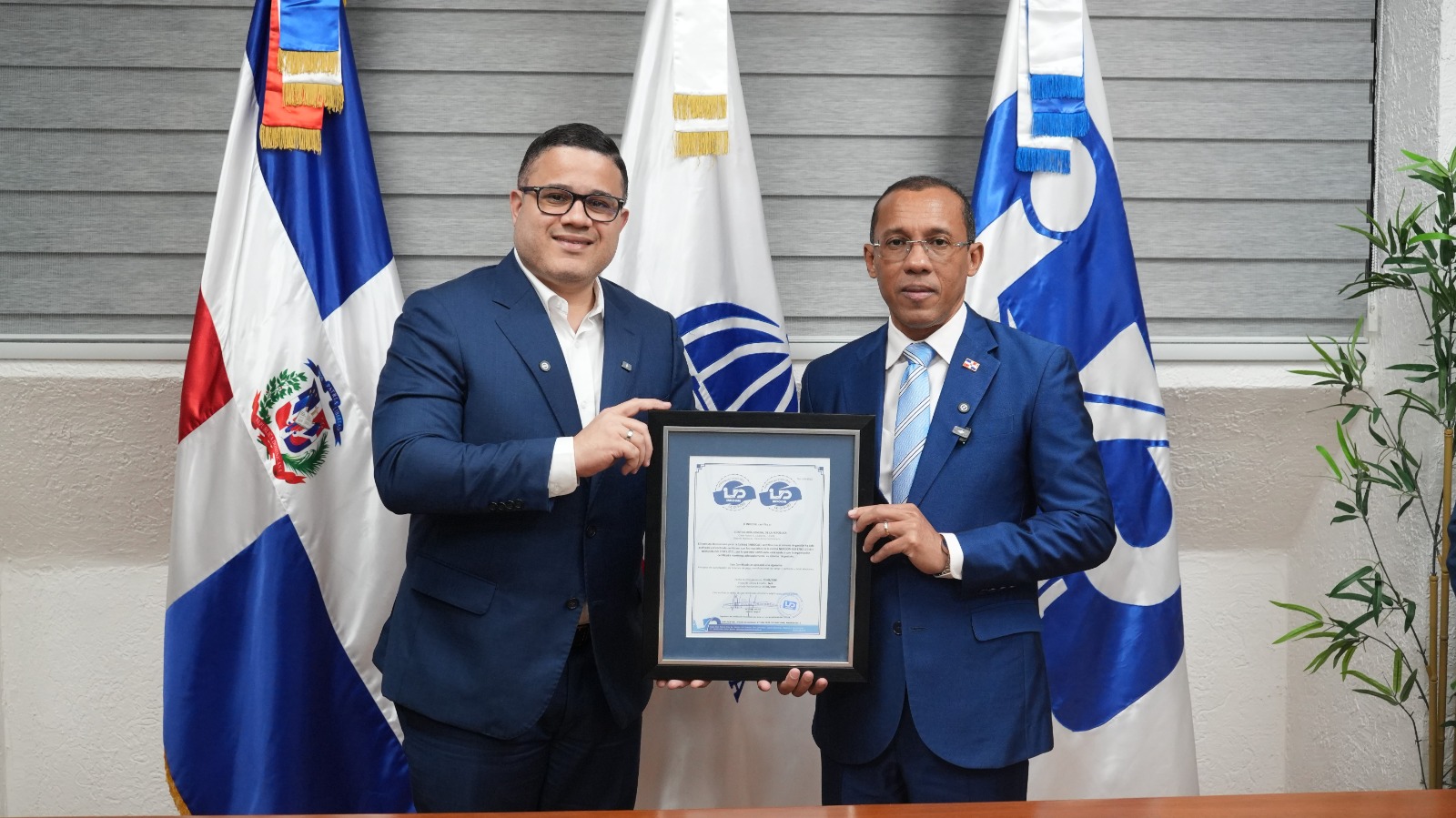 Director general del Indocal, Néstor Julio Matos y el Contralor General de la República, Geraldo Espinosa Pérez