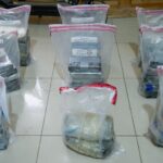 Intersectan una embarcación con 42 paquetes presumiblemente cocaína