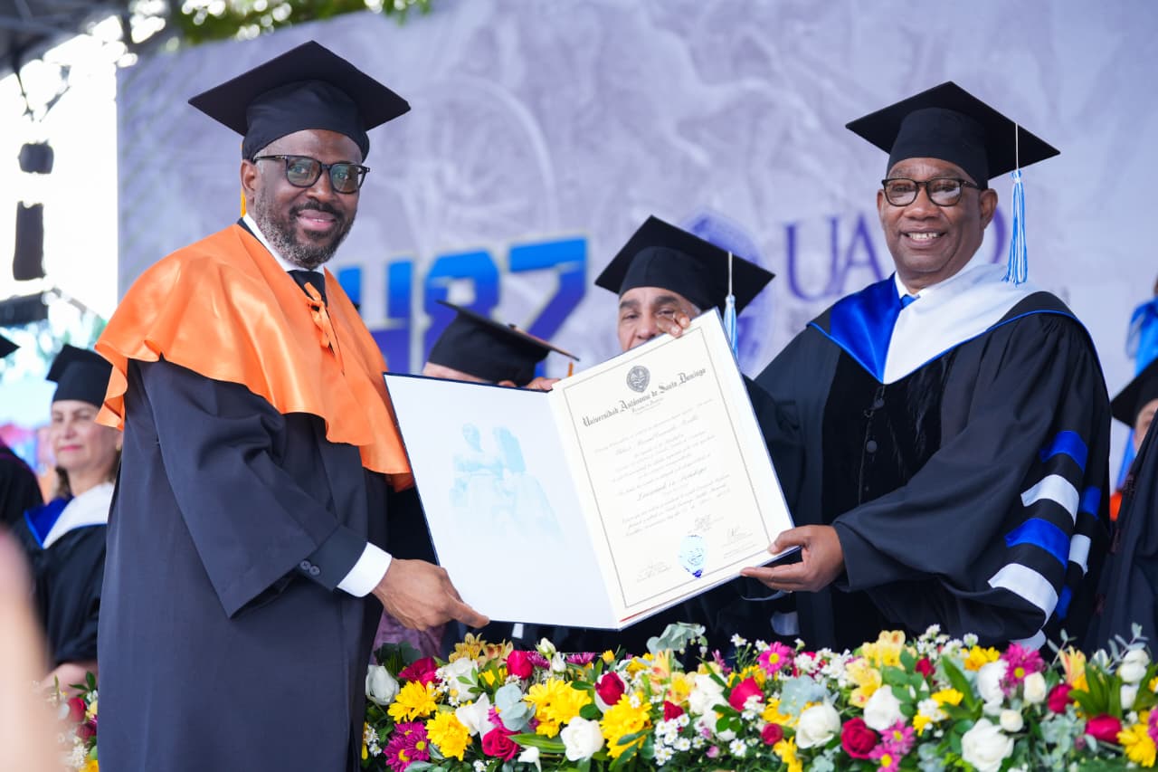 Wilson Camacho entre los graduados con honores en la UASD
