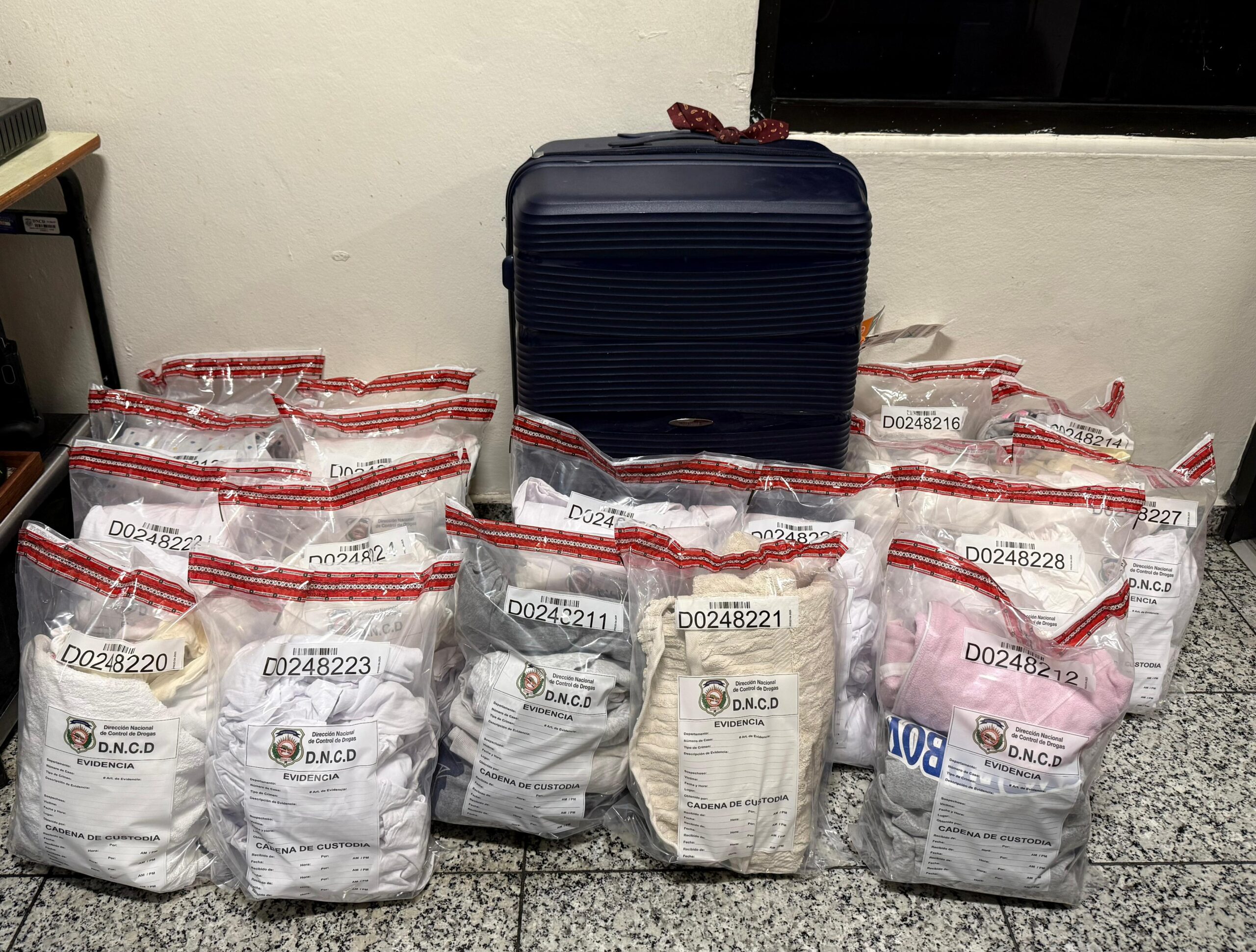 Autoridades detienen a dominico-italiana con 110 prendas de vestir impregnadas de presunta cocaína