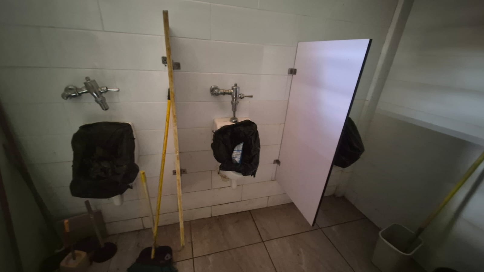 Residentes de Barahona denuncian baño único y precario en Playa Los Patos