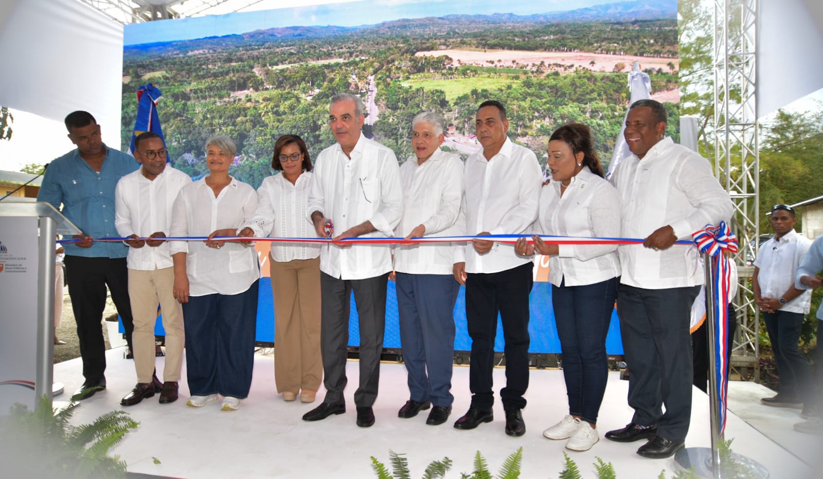 Luis Abinader encabeza inauguración en Monte Plata.