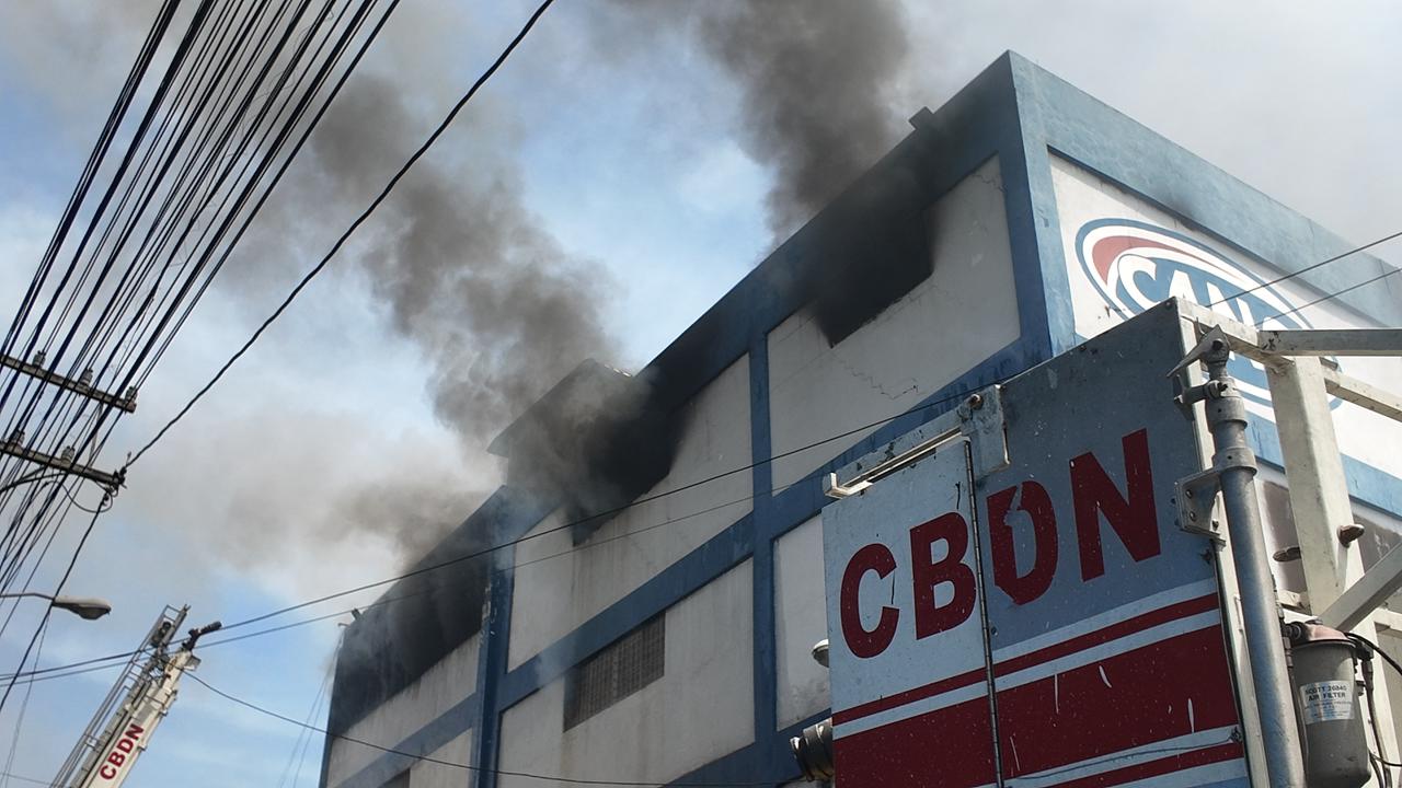 Bomberos prevén extinguir incendio en la avenida Duarte antes de finalizar la tarde o en la noche