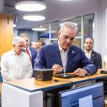 **Abinader recibe nueva licencia de conducir; estará disponible para la población desde el 2 de marzo**