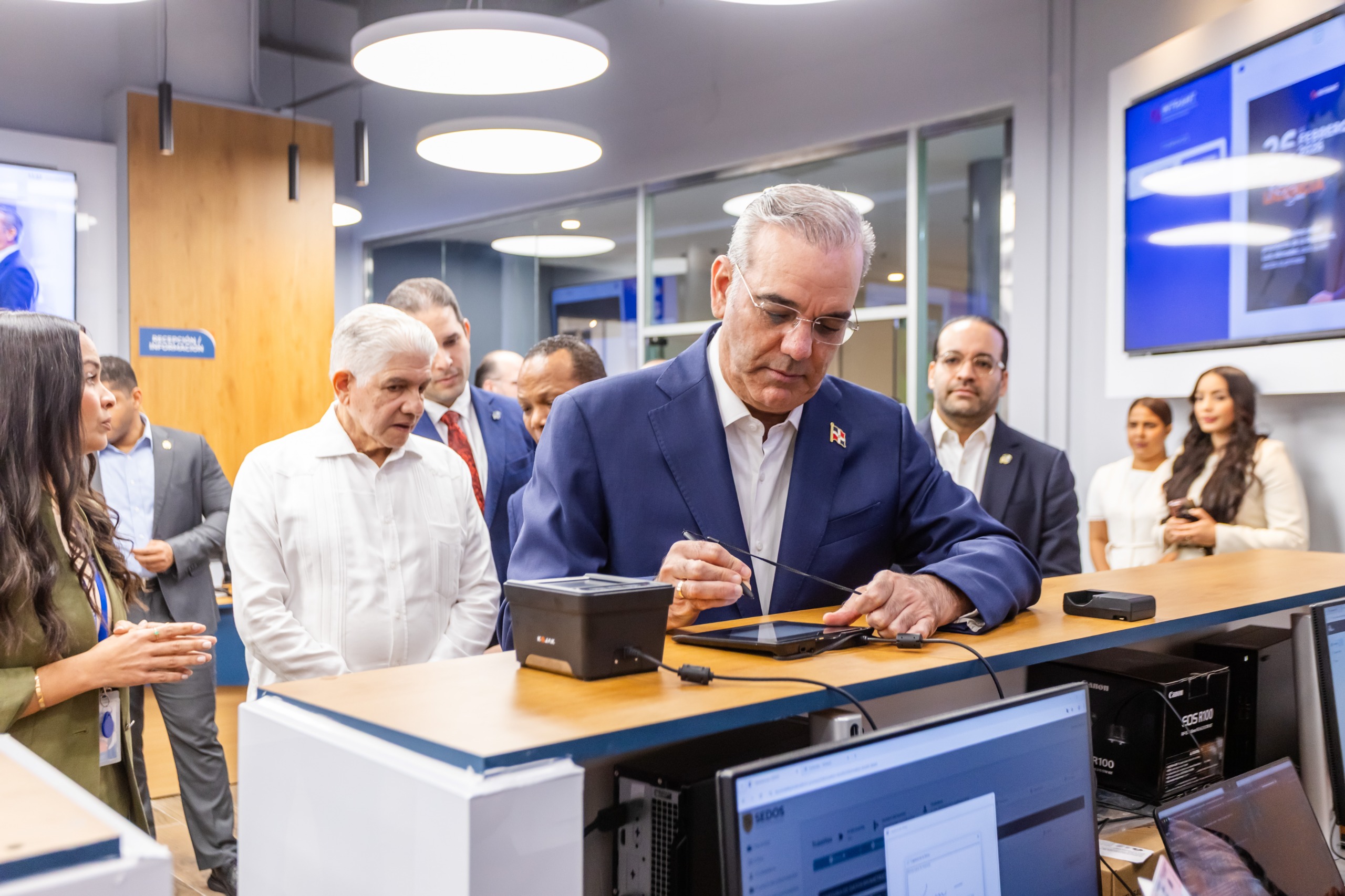 **Abinader recibe nueva licencia de conducir; estará disponible para la población desde el 2 de marzo**