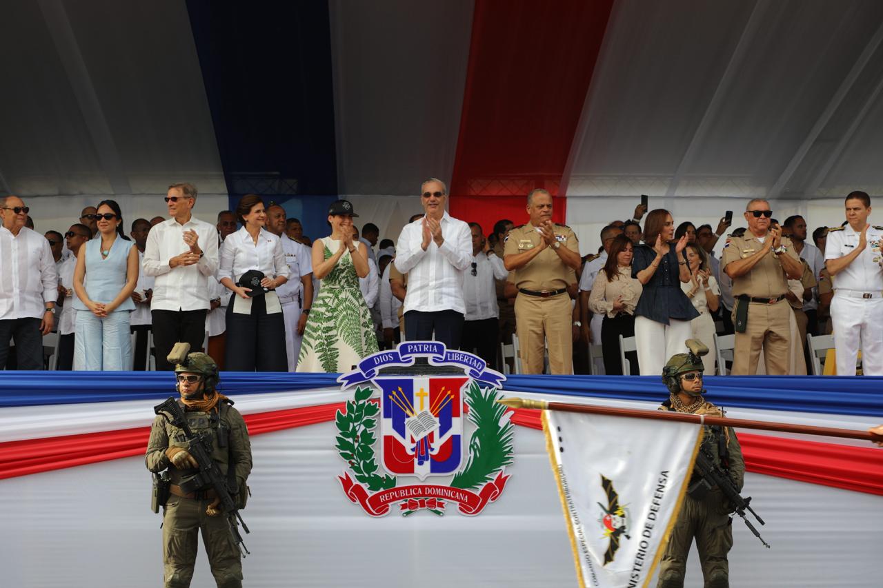 Luis Abinader encabeza desfile militar en el Malecón.
