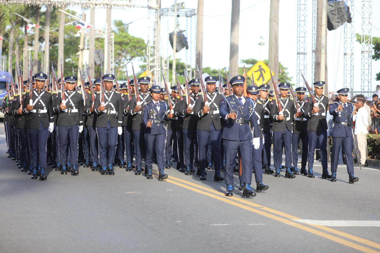 Desfile militar en el Malecón de Santo Domingo.