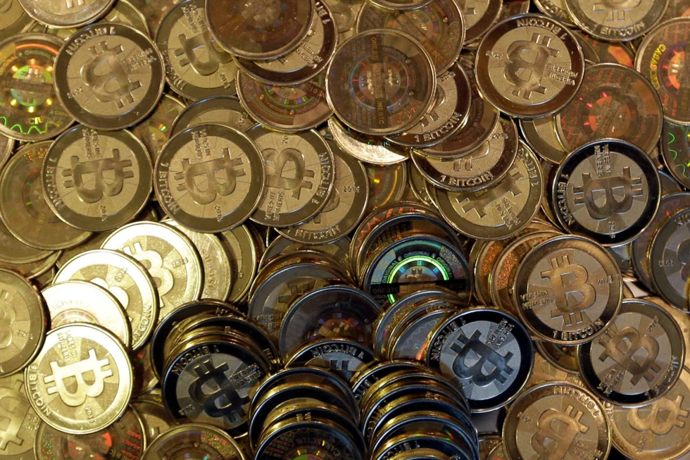 Bitcoin cae y ronda los $67,000