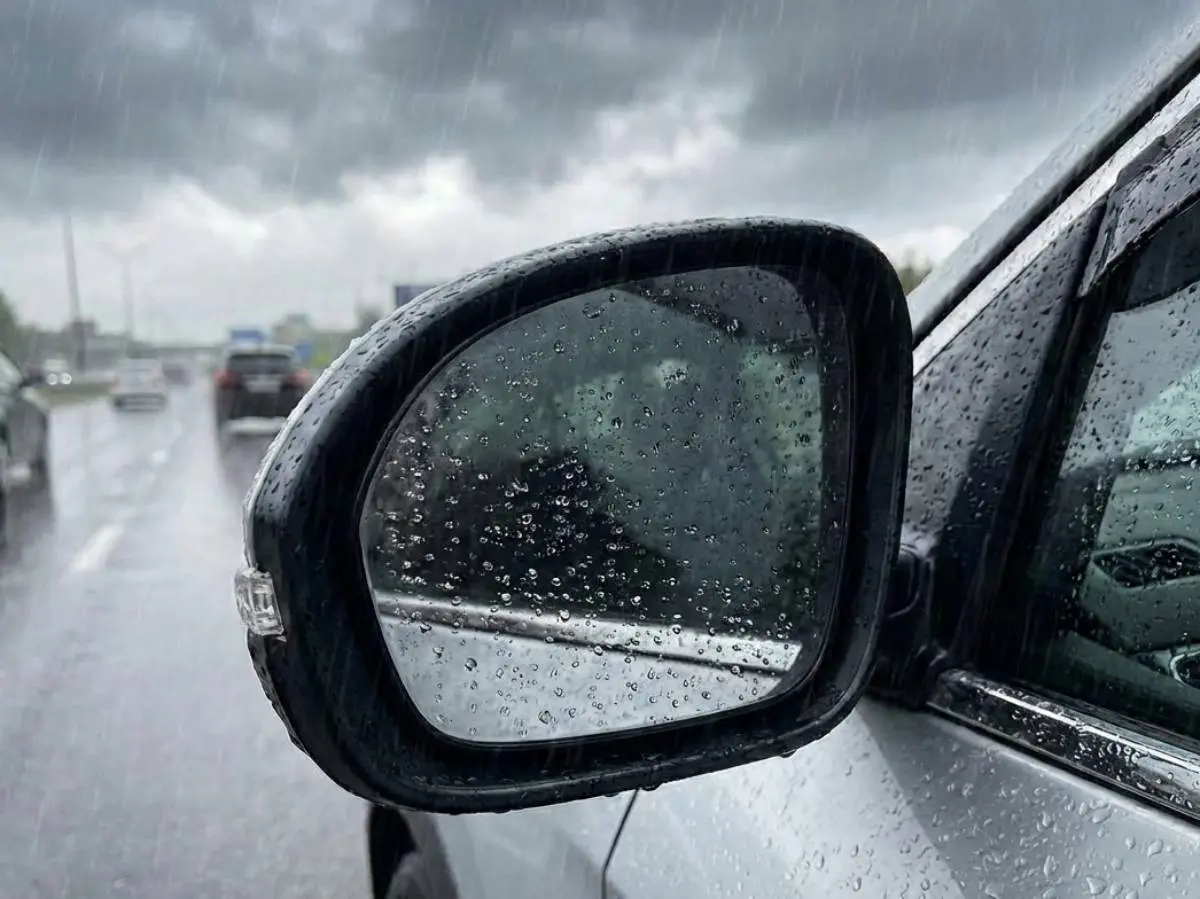 Lluvia en el retrovisor de un carro