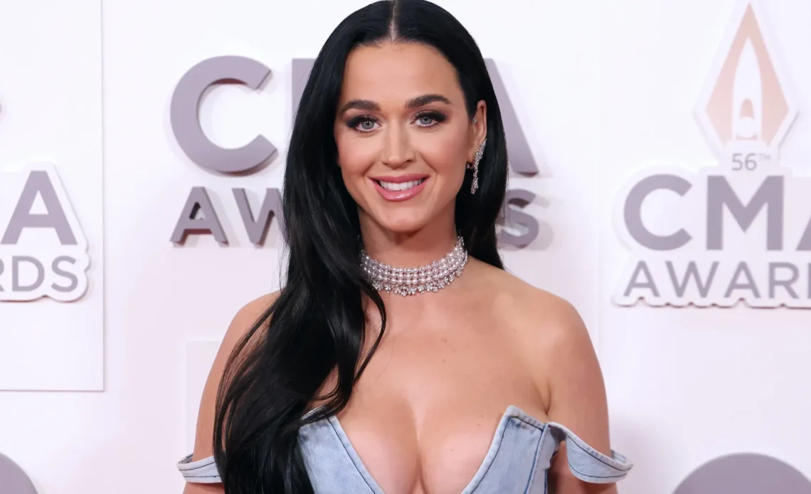 La cantante de Woman´s World, Katty Perry apoya al Conejo Malo en su show de Half Time en Super Bowl 2026 de la NFL. (Panorama).